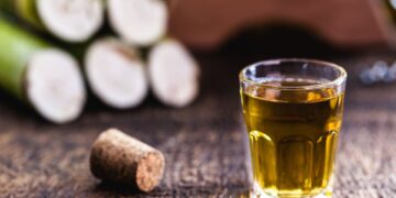 Brasil atinge recorde histórico de cachaçarias registradas em 2023