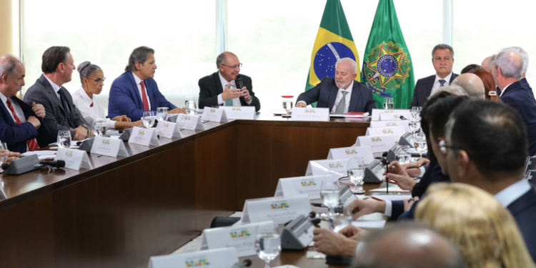Lula e Fávaro dialogam com representantes da indústria de papel e celulose