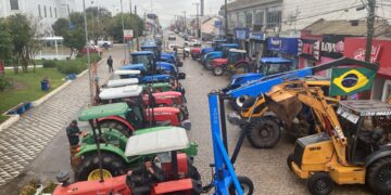 Produtores do RS fazem tratoraço para cobrar medidas do governo federal