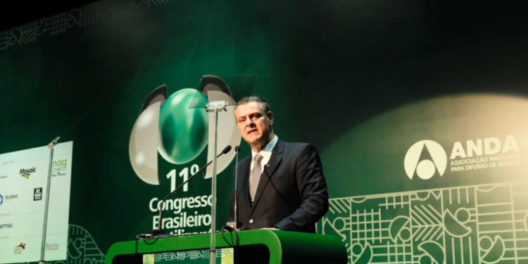 Governo quer tornar o Brasil independente da importação de fertilizantes, afirma ministro