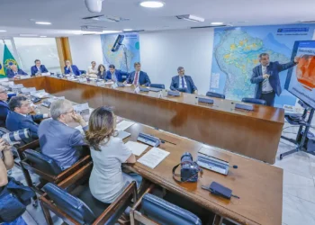 Após reunião com membros dos Três Poderes, governo anuncia mais de R$ 500 milhões para combate a incêndios