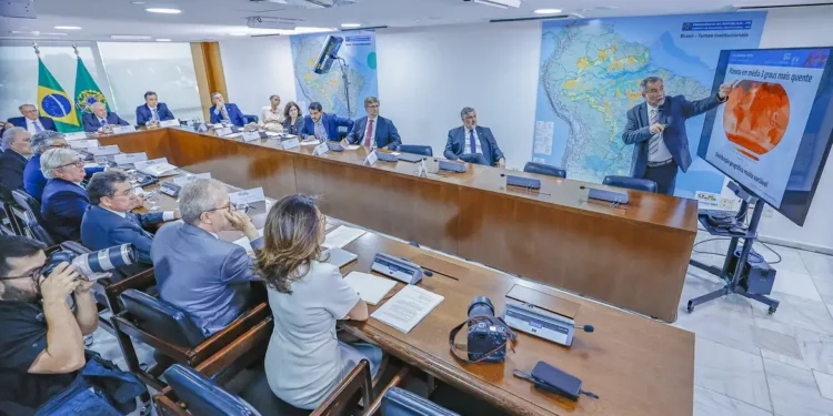 Após reunião com membros dos Três Poderes, governo anuncia mais de R$ 500 milhões para combate a incêndios