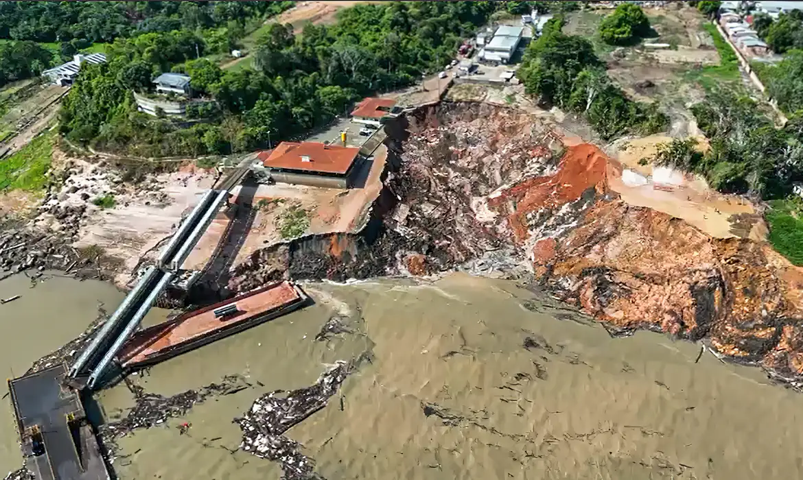 Porto de Manacapuru desaba e população acredita em erosão devido à vazante do Rio Solimões