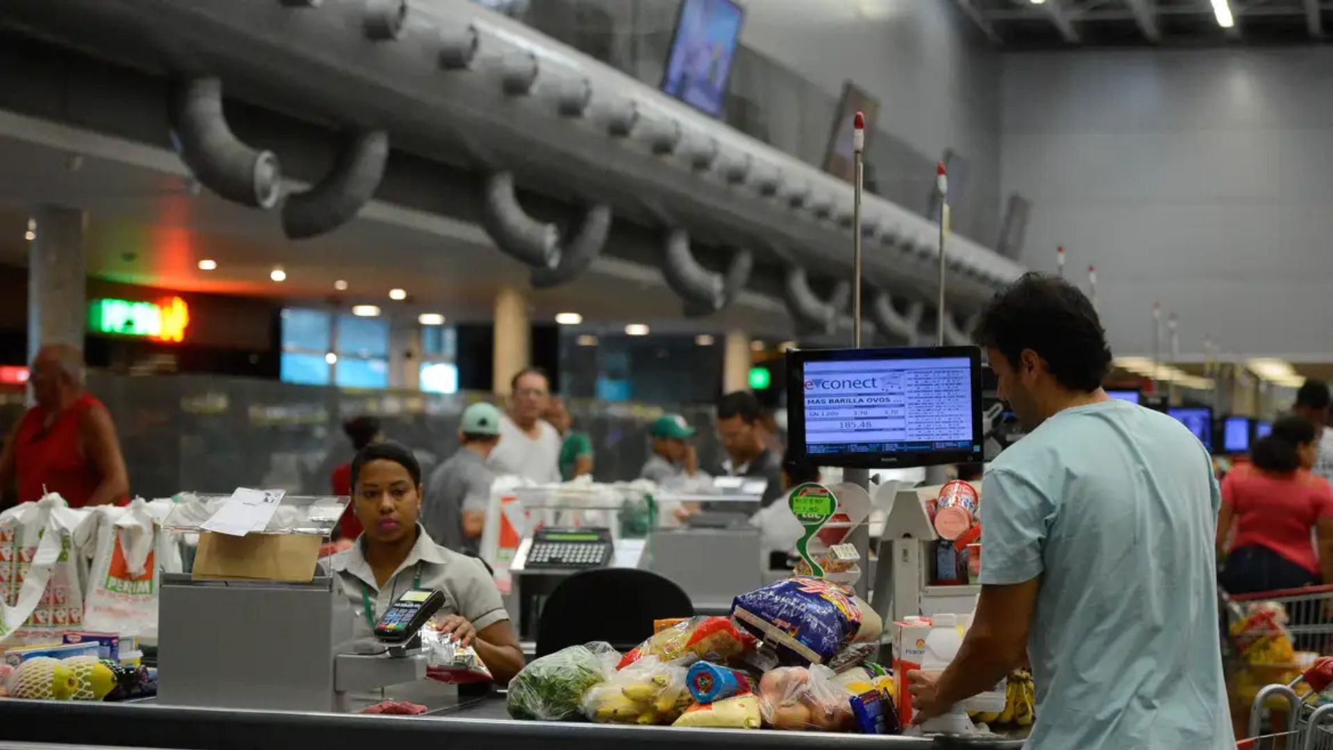 Alta nos alimentos faz preço da cesta básica subir em SP