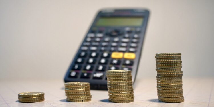 Copom eleva taxa de juros para 12,25% ao ano diante de cenário econômico desafiador