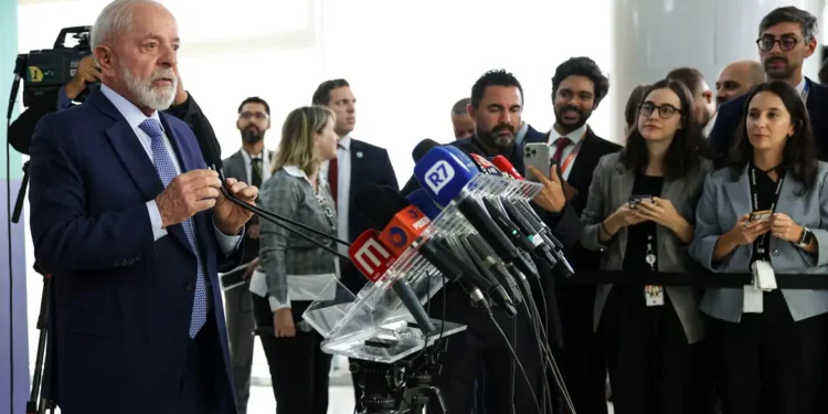 Lula defende equilíbrio fiscal e crescimento econômico em conversa com jornalistas