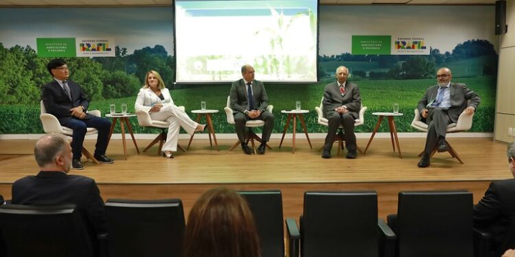 Mapa debate estratégias de fomento ao Sistema Plantio Direto na agricultura brasileira
