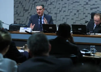 Ministro Carlos Fávaro é elogiado no Senado pela condução da crise da gripe aviária e detalha ações do governo