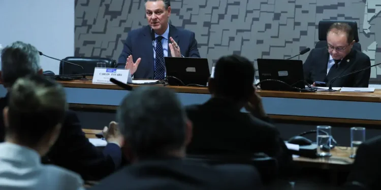 Ministro Carlos Fávaro é elogiado no Senado pela condução da crise da gripe aviária e detalha ações do governo