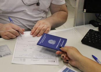 Desemprego mantém tendência de queda e Brasil atinge recorde de trabalhadores com carteira assinada