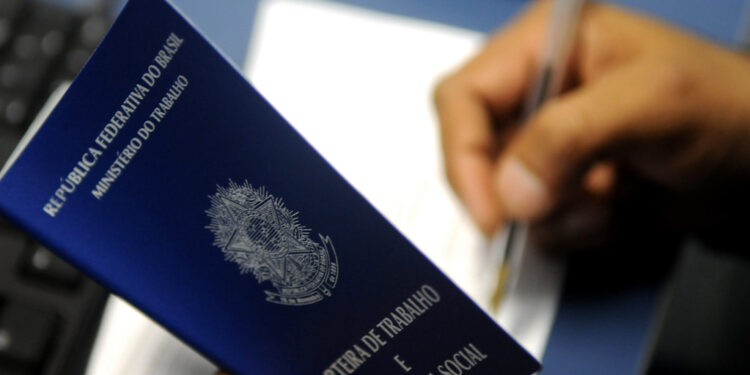 Desemprego recua para 6,2% e atinge menor nível desde 2015, aponta IBGE