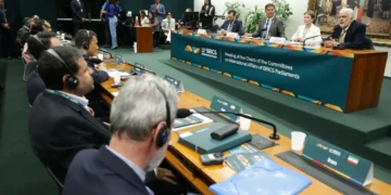 BRICS discute fortalecimento do comércio e alternativas ao dólar em meio à guerra tarifária