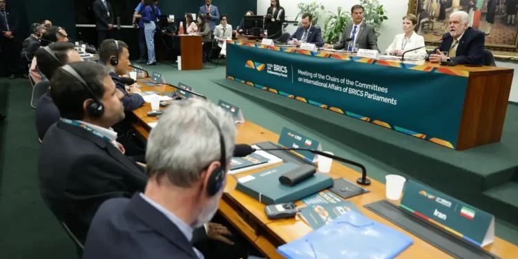 BRICS discute fortalecimento do comércio e alternativas ao dólar em meio à guerra tarifária