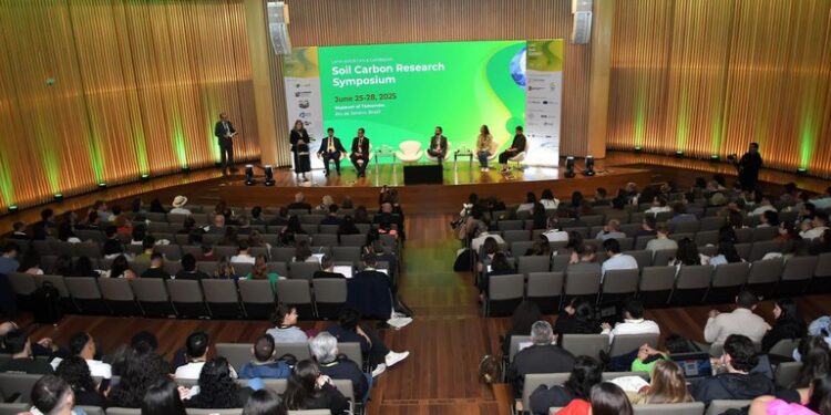 Mapa apresenta agenda para solo saudável e carbono no agro durante simpósio no Rio de Janeiro
