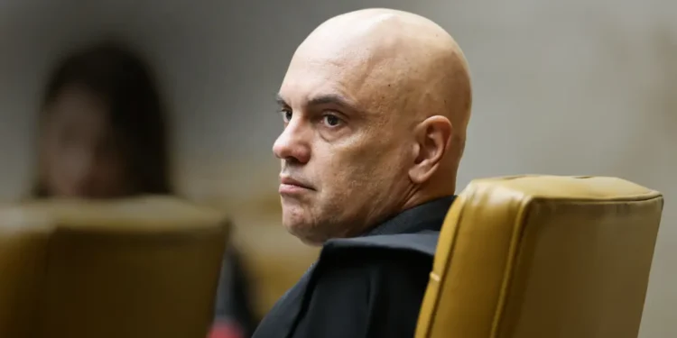 Às vésperas do tarifaço, EUA sancionam Alexandre de Moraes e ampliam tensão com o Brasil