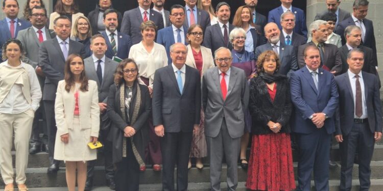 Brasil e México ampliam cooperação em saúde com acordos sobre vacinas de mRNA e confiança regulatória