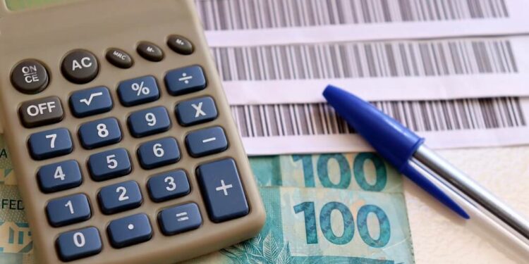 Cautela e juros altos: incertezas externas e inflação persistente mantêm Selic em 15%