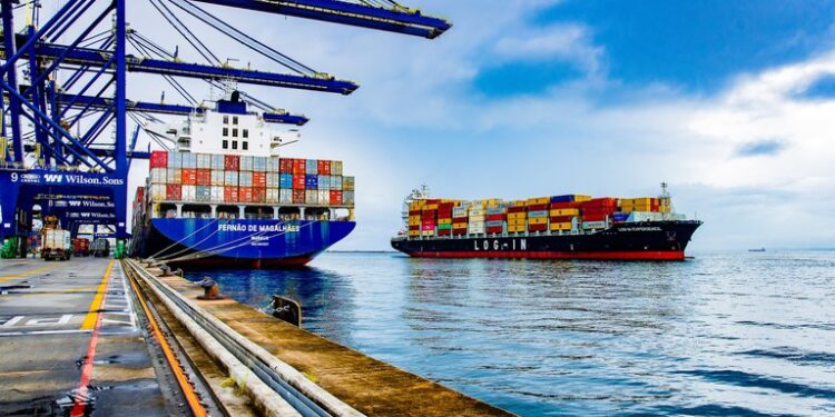 Portos brasileiros batem recorde de carga, confirmando ajuste de rotas após tarifaço dos EUA