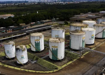 Petrobras anuncia nova redução de 4,9% na gasolina; queda acumulada em 2025 atinge 10,3%