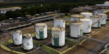 Petrobras anuncia nova redução de 4,9% na gasolina; queda acumulada em 2025 atinge 10,3%