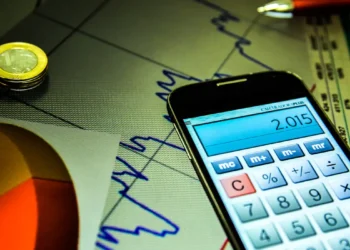 Atividade econômica cresce 0,4% em agosto, mas moderação mantém juros Selic em 15% ao ano