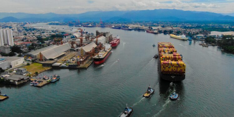 Exportações crescem 6,0% no mês, puxadas pela indústria extrativa e agropecuária.