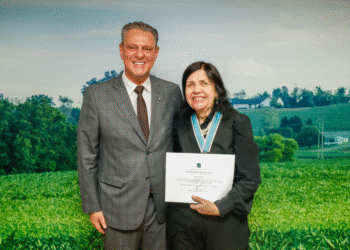 Pesquisadora da Embrapa Soja recebe Medalha de Mérito Apolônio Salles