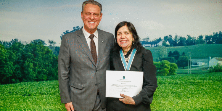 Pesquisadora da Embrapa Soja recebe Medalha de Mérito Apolônio Salles
