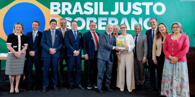 Ministro Fávaro entrega ao presidente Lula a Agenda Positiva do Agro com foco em sustentabilidade