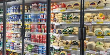 Produção recorde pressiona preços do leite em 2025 e impõe desafios ao setor em 2026